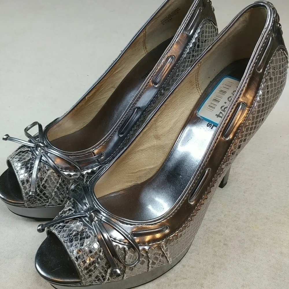 M Michael Kors Womens Silver snakeskin open toe Pl